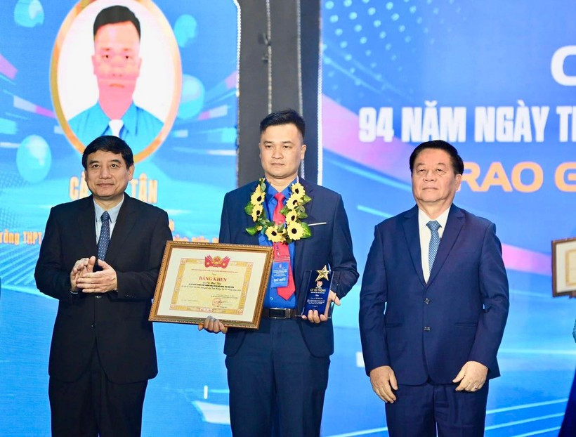 Nguyen Trong Nghia, Politburo member, Secretary of the Party Central Committee and Head of the Party Central Committee’s Commission for Information, Education and Mass Mobilisation (R) and Nguyen Dac Vinh, Chairman of the National Assembly’s Committee for Culture and Education, present the Ly Tu Trong Award. (Photo: The HCYU Central Committee) 