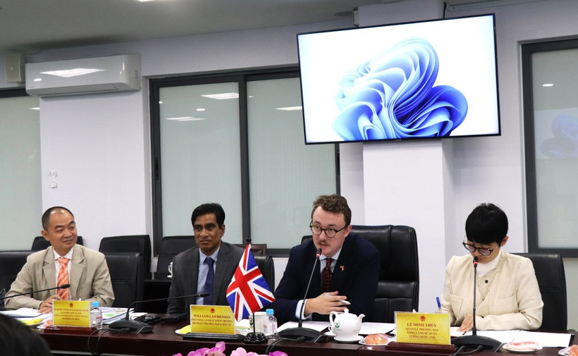William Lawrenson (second, right), British Deputy Consul General and head of Trade and Investment in Ho Chi Minh City, addresses the meeting (Photo: VNA)