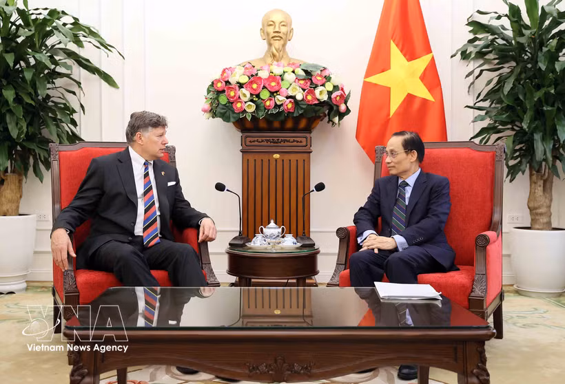 Minister of Foreign Affairs Le Hoai Trung (right) receives US Deputy Secretary of State Christopher Landau in Hanoi on June 10 (Photo: VNA)