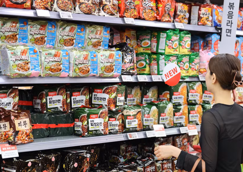 Customers shop for instant noodles at a retail store in Seoul, the Republic of Korea. (Photo: YONHAP/VNA)