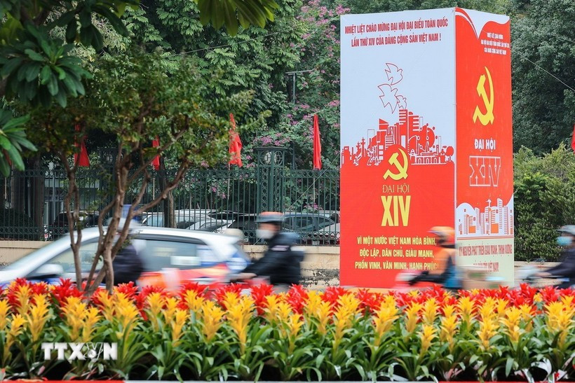 The slogans and emblems of the 14th National Congress of the Communist Party of Vietnam stand out amidst the traffic on the streets of Hanoi. (Photo: VNA)