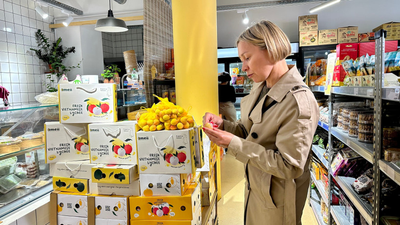 A French customer is tasting Vietnamese lychee. (Photo: VNA)