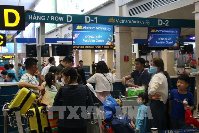 Passengers check in for their flight at Tan Son Nhat Airport. (Photo: VNA)