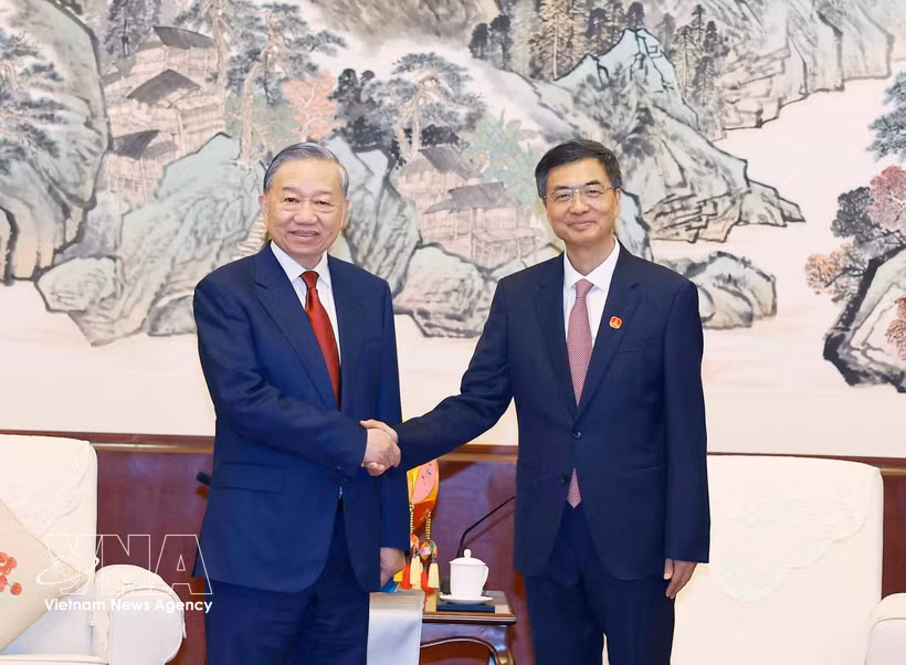 General Secretary of the Communist Party of Vietnam Central Committee and State President To Lam (L) receives Chen Gang, member of the Communist Party of China Central Committee, Secretary of the CPC Committee and Chairman of the Standing Committee of the People’s Congress of the Guangxi Zhuang Autonomous Region (Photo: VNA)