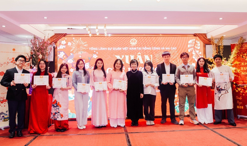 Le Duc Hanh (sixth from right), Consul General of Vietnam in Hong Kong, presents certificates of merit to Vietnamese students in Hong Kong. (Photo: VNA)