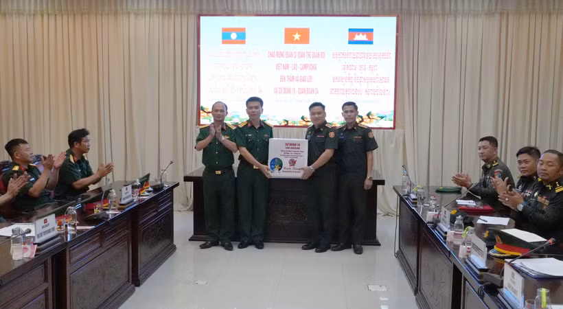 Division 10 under Army Corps 34 presents gifts to the delegation of young military officers of Laos and Cambodia. (Photo: VNA)
