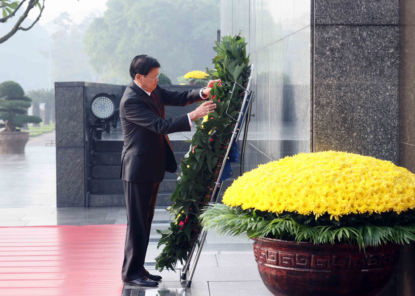 Party General Secretary and President of Laos Thongloun Sisoulith lays a wreath at the Ho Chi Minh Mausoleum in Hanoi on January 27, 2026. (Photo: VNA)