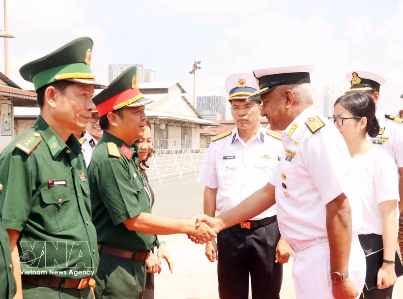 Representatives from the Department of Foreign Affairs of the Ministry of National Defence welcome Rear Admiral Alok Ananda (right), Flag Officer Commanding Eastern Fleet of the Indian Navy on June 22. (Photo: VNA)