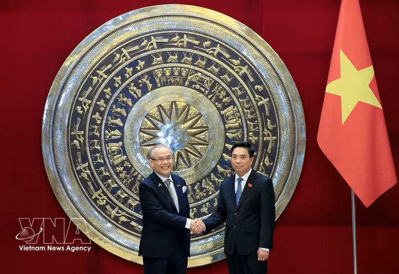NA Vice Chairman Nguyen Doan Anh (R) and AIPA Secretary-General Chem Widhya. (Photo: VNA)