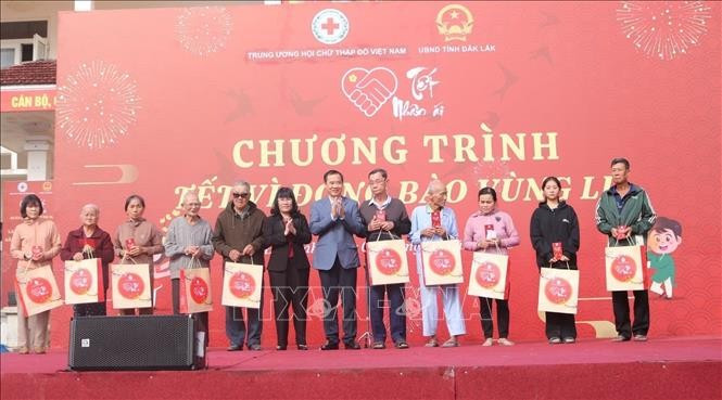 Many Tet gifts are distributed to poor households in Dak Lak province on the occasion of the upcoming Lunar New Year of the Horse. (Photo: VNA)