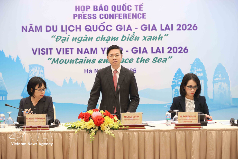 Deputy Minister of Foreign Affairs Ngo Le Van speaks at the press conference. (Photo: VNA)