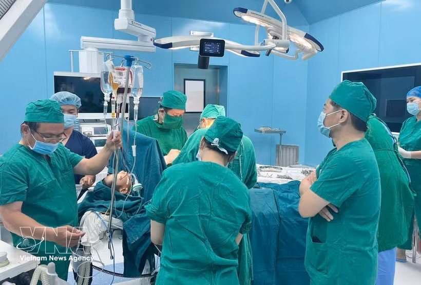 Specialist doctors from Binh Dan Hospital in Ho Chi Minh City coordinate to perform emergency surgery on a resident with traumatic injuries in Con Dao. (Photo: VNA) 