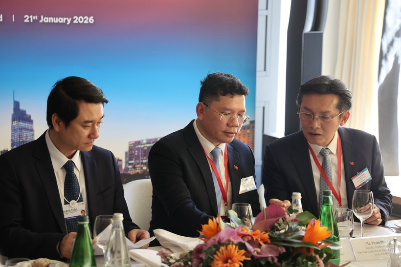 Deputy Minister of Foreign Affairs Le Anh Tuan (far left) and Hoang Nguyen Dinh, Vice Chairman of the Ho Chi Minh City People’s Committee (centre), at a meeting during their working trip to attend the WEF Davos 2026. (Photo: VNA)