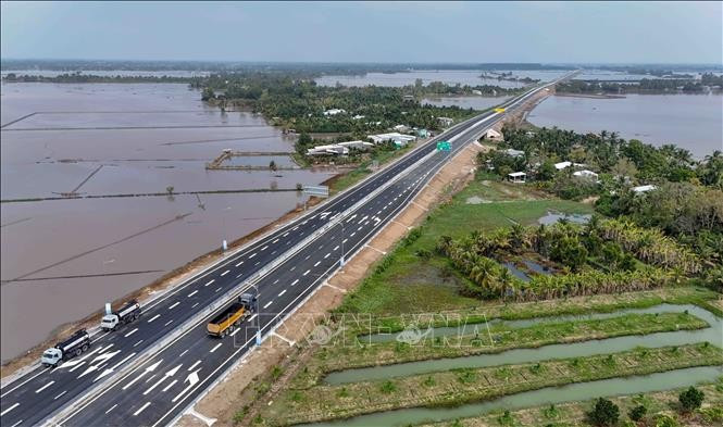 The completion of Can Tho - Ca Mau expressway has helped shorten travel time from Can Tho to Ca Mau to just one hour and a half (Photo: VNA)