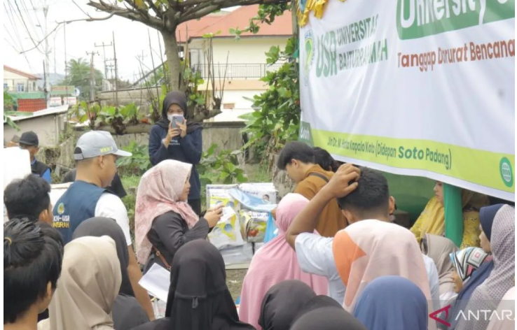 Baiturrahmah University (Unbrah) Padang, through its Faculty of Economics and Business, carries out an emergency disaster community service programme for businesses affected by floods in West Sumatra (Photo: ANTARA)