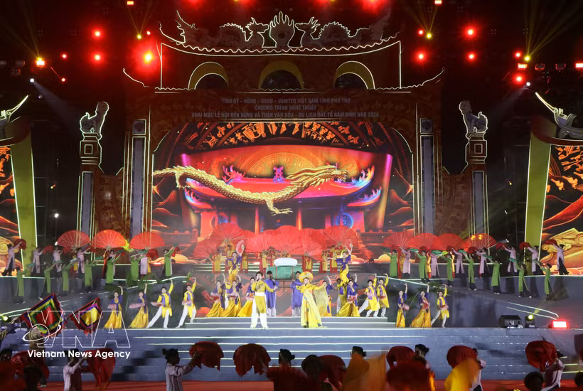 A performance at the opening ceremony of the Hung Kings Temple Festival and the 2026 Ancestral Land Culture and Tourism Week on late April 17 (Photo: VNA)