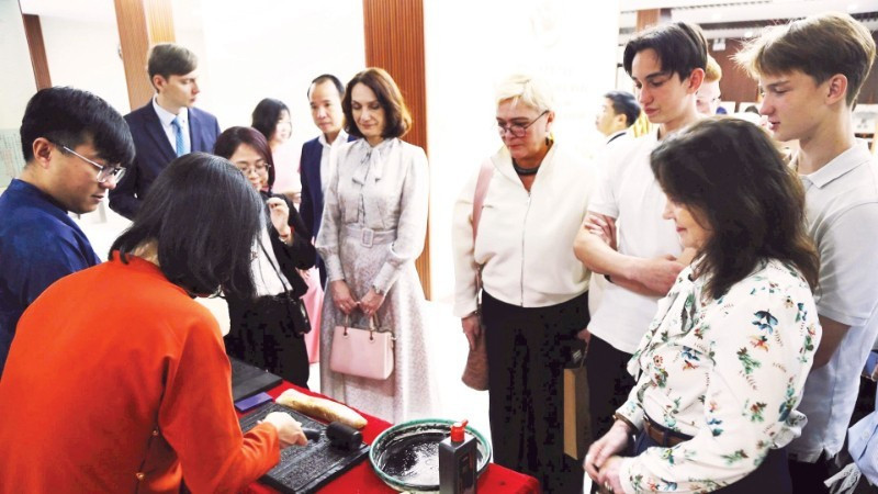 Foreigners delight in woodblock printing experience (Photo: nhandan.vn)