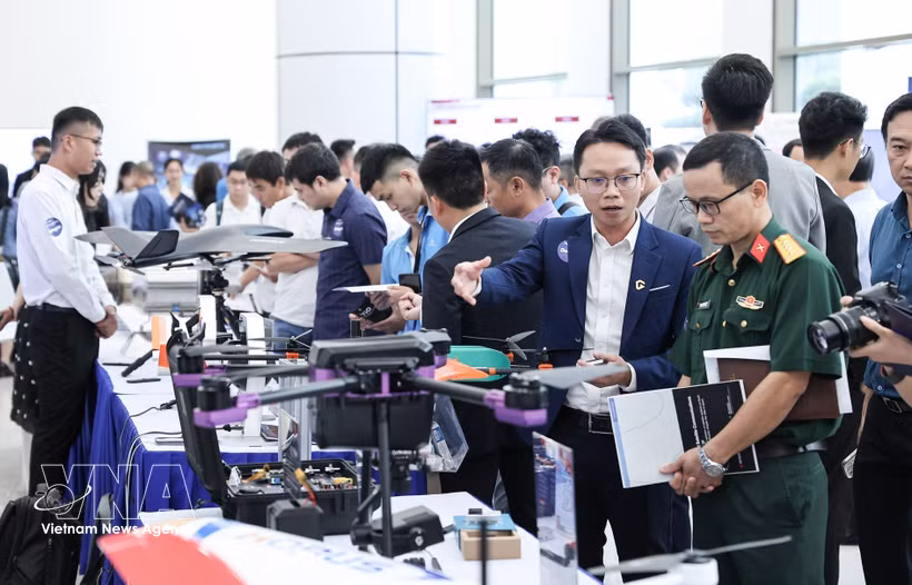 Delegates visit the exhibition booths at the announcement ceremony of three strategic technology industry innovation networks on August 25, 2025. (Illustrative image. Source: VNA)