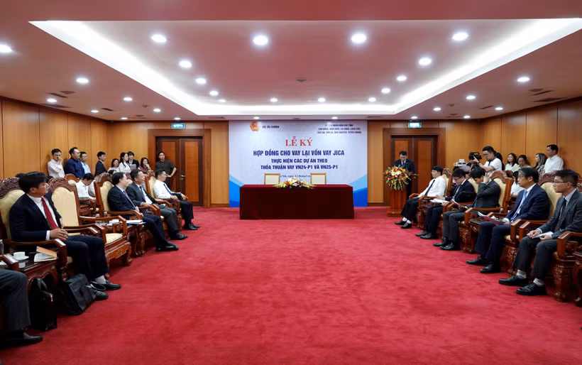 At the signing ceremony on June 12. (Photo: thoibaonganhang.vn)