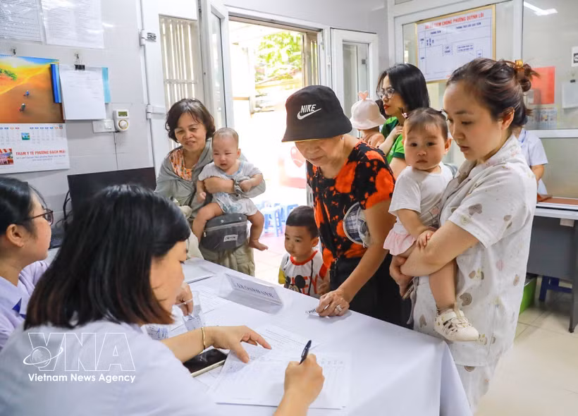 Children take vitamin A supplements at Bach Mai ward's health station in Hanoi. (Photo: VNA)