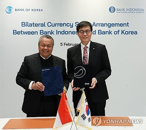 Bank of Korea (BOK) Gov. Rhee Chang-yong (R) and his Indonesian counterpart, Perry Warjiyo, pose for a photo during a signing ceremony for the renewal of the RoK-Indonesia currency swap arrangement in Seoul on February 5. (Photo: provided by the BOK)