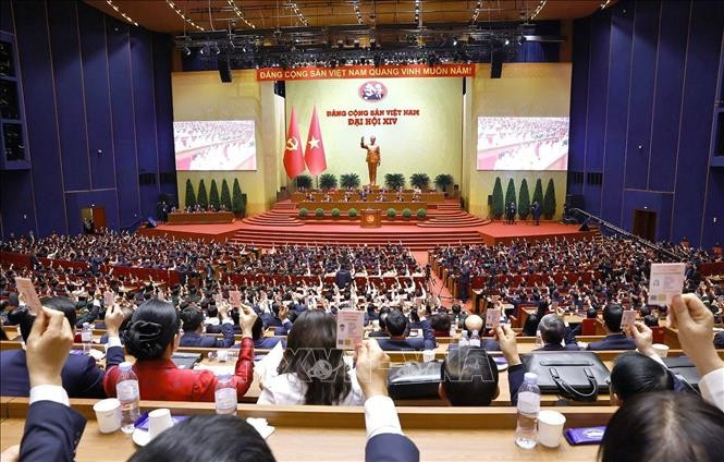 Delegates at the 14th National Party Congress vote on the list of candidates to the 14th Party Central Committee. (Photo: VNA)