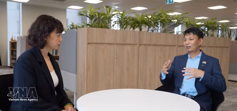 Prof. Dr Nguyen Hoang Minh, a computer science expert at Auckland University of Technology (L), grants an interview to the Vietnam News Agency. (Photo: VNA)