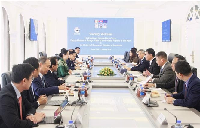At the working session between delegations from the Ministry of Foreign Affairs of Vietnam and the Cambodian Ministry of Commerce (Photo: VNA)
