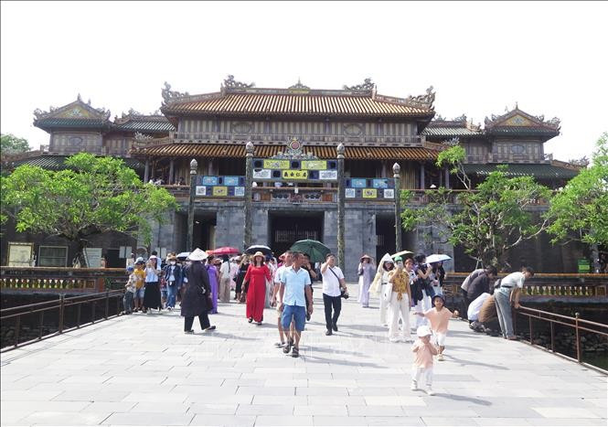 Tourists visit the Hue Imperial Citadel. (Photo: VNA)