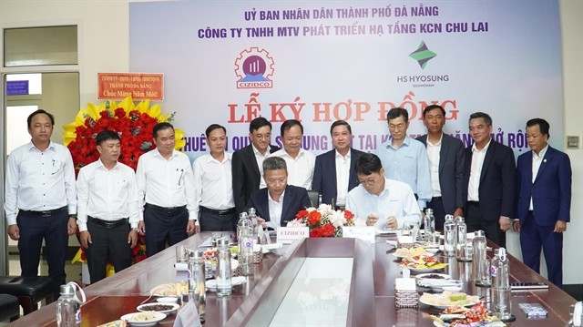 A land-rent contract signing between South Korean firm HS Hyosung Quang Nam and the Chu Lai Industrial Zone Authorities on the development of a new polyester curtain fabric plant in Tam Thang Expanded Industrial Park. (Photo courtesy of Da Nang Portal)