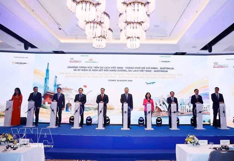General Secretary of the Communist Party of Vietnam Central Committee and President To Lam and officials at the ceremony marking 35 years of air and tourism connectivity between Vietnam and Australia on August 10. (Photo: VNA)