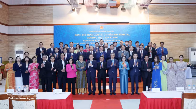 Politburo member and Permanent member of the Communist Party of Vietnam (CPV) Central Committee’s Secretariat Tran Cam Tu (centre, front row) in a group photo with members of the Vietnamese community and business representatives in Cambodia. (Photo: VNA)