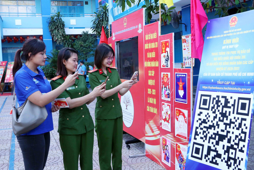 Young voters in Ho Chi Minh City scan an QR code to participate in an online quiz about the Election Law. (Photo: VNA)