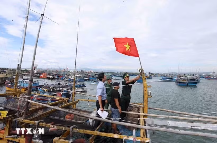 Border guards inspect vessel monitoring equipment on a fishing boat before it heads out to sea. (Photo: VNA)