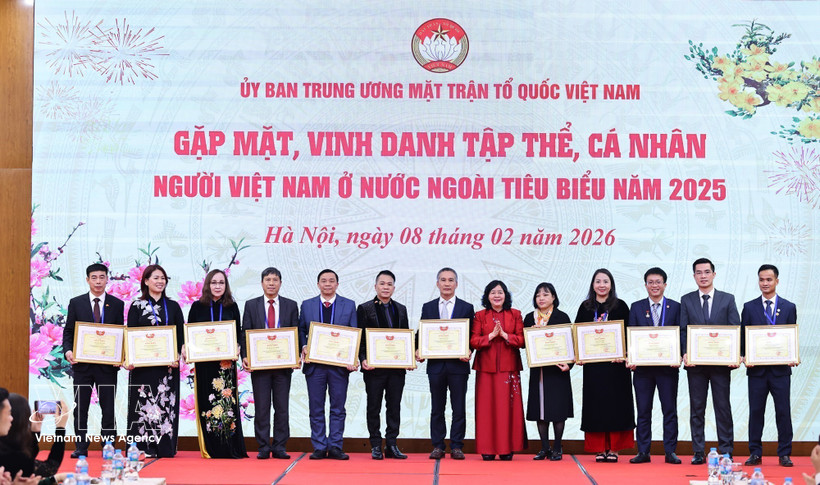 Chairwoman of the Vietnam Fatherland Front Central Committee Bui Thi Minh Hoai presents certificates of merit to collectives and individuals abroad for mobilising and uniting OVs to participate in patriotic emulation movements and campaigns launched by the VFF. (Photo: VNA)