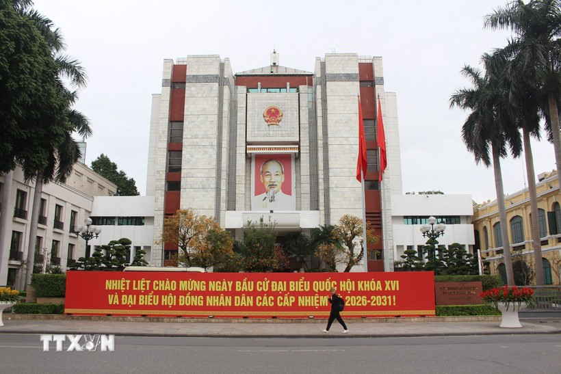 A banner welcoming the country's important political event installed at the headquarters of the Hanoi People's Council and People's Committee. (Photo: VNA)