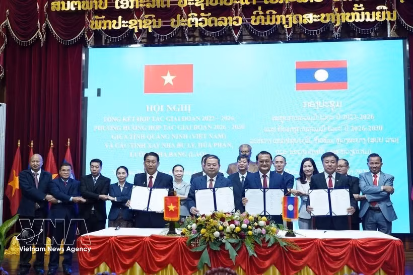 Leaders of Quang Ninh province and three provinces in northern Laos sign the conference minutes. (Photo: VNA)