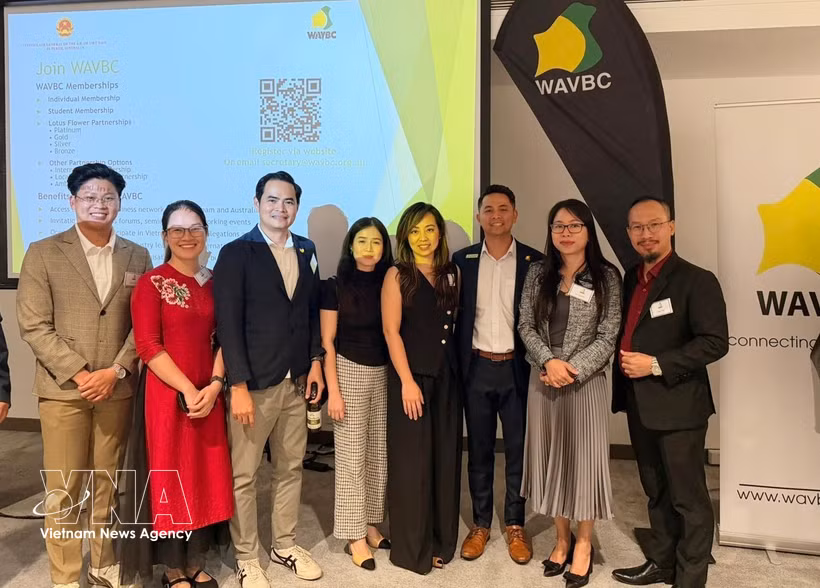 Vietnamese Consul General in Perth Nguyen Thanh Ha (second from right) and business representatives at the forum (Photo: VNA)