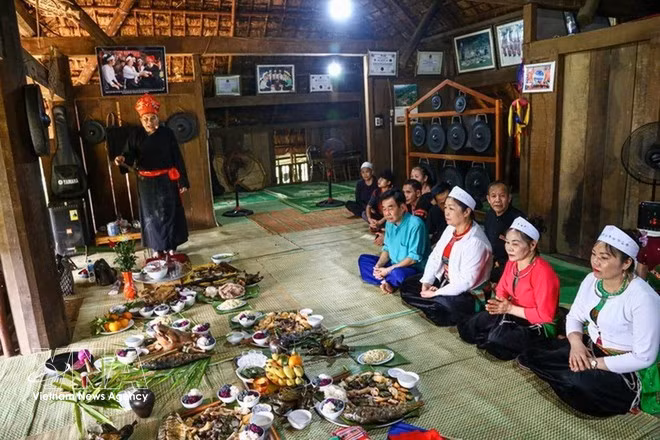 The kitchen-spirit worship ritual of Muong people (Photo: VNA)