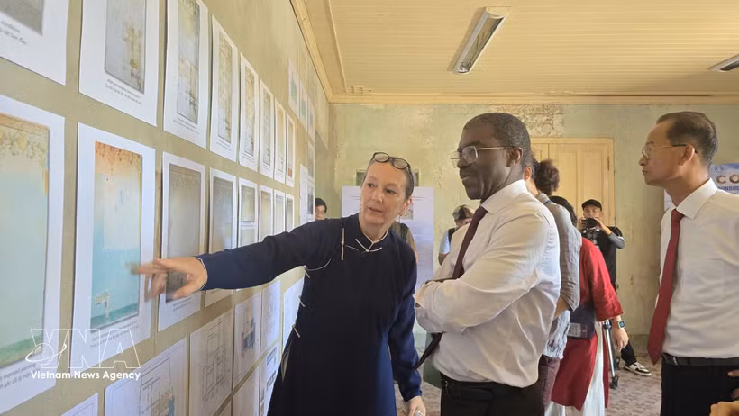 Andrea Teufel, Chief Representative of the German Association for the Preservation of Cultural Heritage (left) introduces the restoration of murals to Lazare Eloundou, Director of the UNESCO World Heritage Centre. (Photo: VNA)