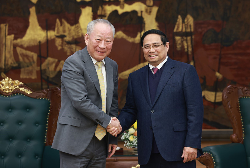 PM Pham Minh Chinh (R) receives Yan Jiehe, founder of the China Pacific Construction Group, in Hanoi on January 9. (Photo: VNA)