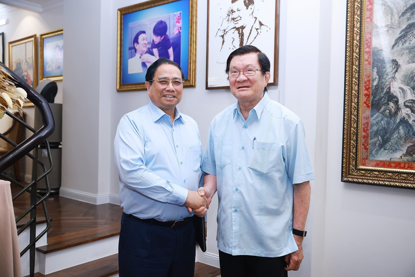 Prime Minister Pham Minh Chinh (left) extends New Year greetings to former State President Truong Tan Sang. (Photo: VNA)