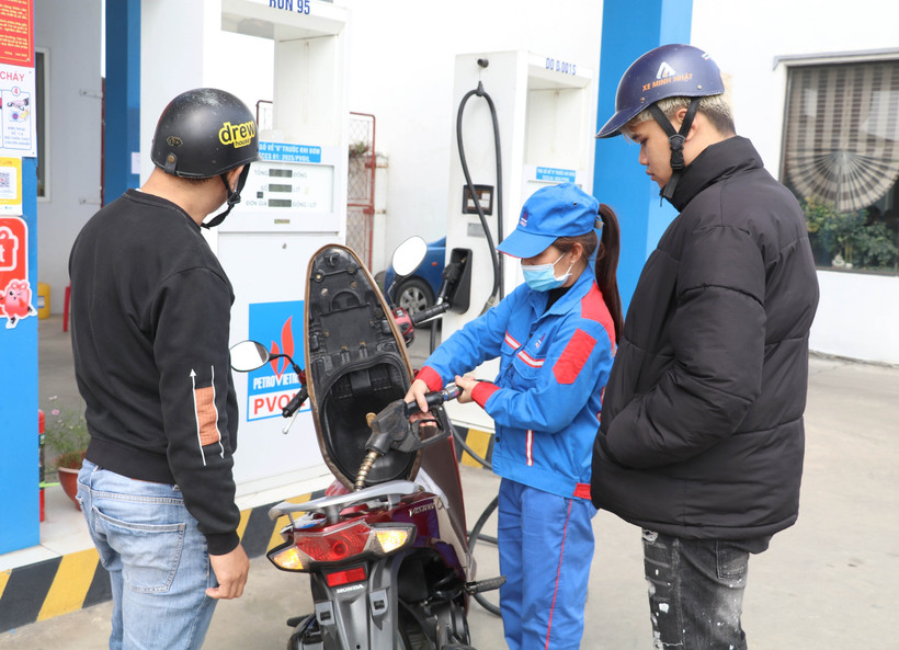 Residents purchase fuel at a petrol station in Ninh Binh province. (Photo: VNA)