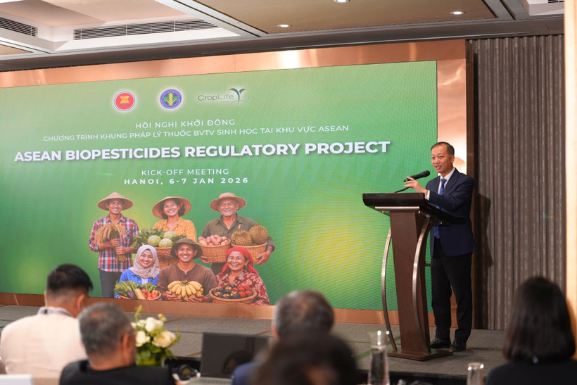 Nguyen Quang Hieu, Deputy Director of the Department of Crop Production and Plant Protection under the Ministry of Agriculture and Environment, speaks at the conference. (Photo: Daibieunhandan.vn)