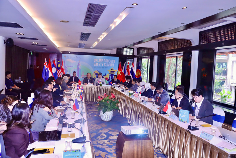 At the Online Product Safety Summit in Hanoi on March 18. (Photo: dms.gov.vn)