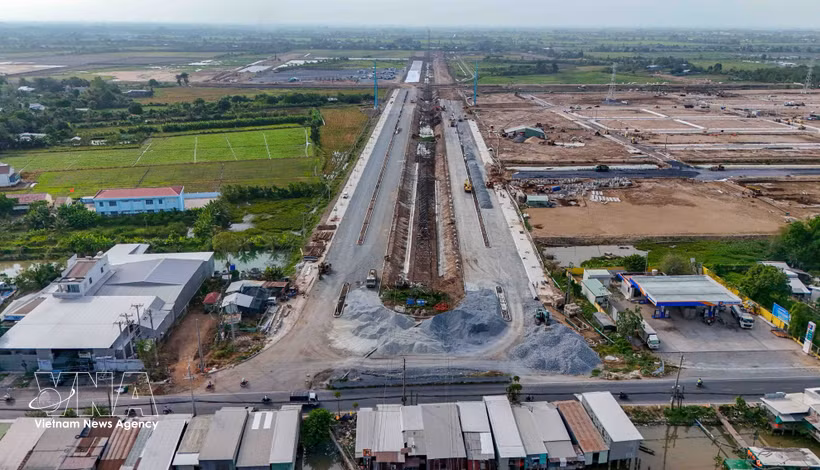 The road to the VSIP Can Tho Industrial Park connecting with National Highway 80 is under construction. (Photo; VNA)