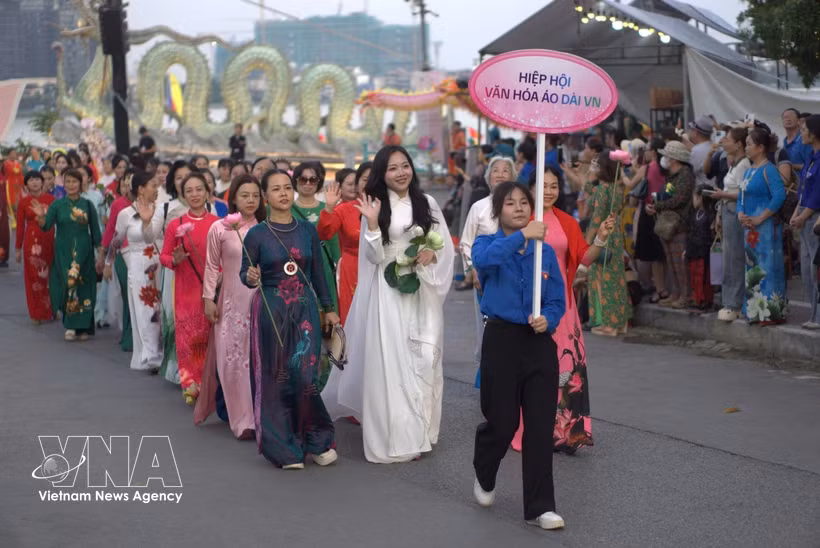 Women join the parade featuring more than 2,000 participants dressed in lotus-patterned “ao dai” on June 27, part of the Hanoi Lotus Festival 2026. (Photo: VNA)