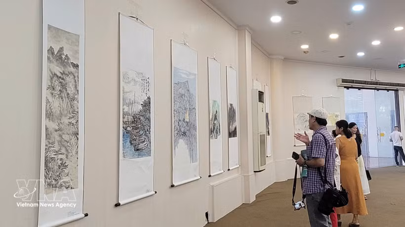 People visit the exhibition. (Photo: VNA)
