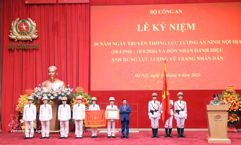 Politburo member and Permanent member of the Party Central Committee’s Secretariat Tran Cam Tu presents the title “Hero of the People’s Armed Forces” to the Department of Homeland Security under the Ministry of Public Security of Vietnam. (Photo: VNA) 