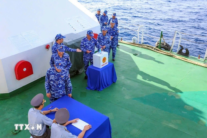 Crew members aboard a vessel on duty in Con Dao special zone cast their ballots (Photo: VNA)